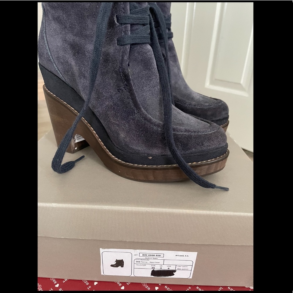 Hoss Intropia Navy blue Suede wedge booties